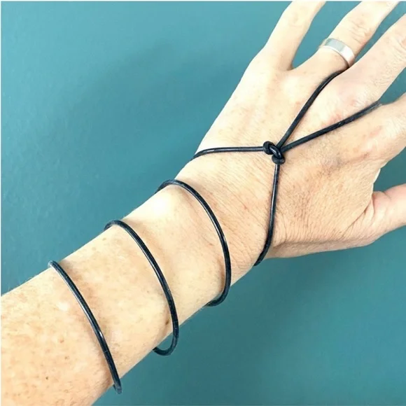 Hot Topic Black Rubber Gummy Bracelets 10 pc Silicone Jelly Wristbands 80s retro - Picture 3 of 10